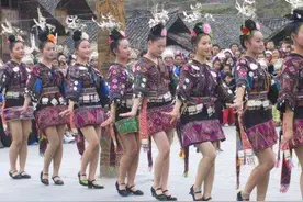 贵州苗寨多开放？寨里到处是“超短裙”姑娘，游客：简直没眼看图片