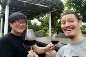 周华健晒父子合照为子庆生，90后混血儿子一脸胡茬，爱女颜值出众图片