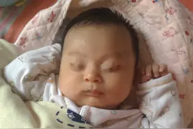 只因这个动作，八个月宝宝被哄成了脑瘫，这些育儿陋习还有家长犯图片