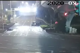 泉州：男子醉驾睡在红绿灯路口，被叫醒后不停拍打自己图片