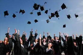 “我们难道不是大学生？”专科生穿学士服拍照被嘲，偏见何时能消图片