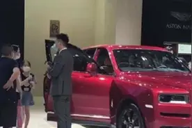 广州一老大爷穿人字拖看劳斯莱斯，销售满脸献媚，网友：有眼力见图片