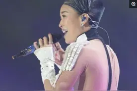50岁那英裸背开演唱会，衣着让人看了十分“尴尬”图片