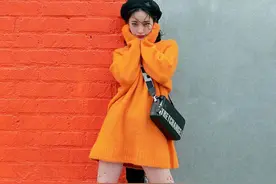简约米奇相机包，打造个性时尚气质图片