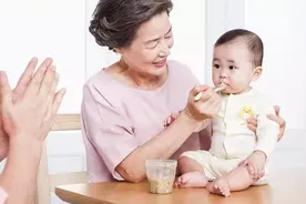 65岁阿姨哭诉：千万别帮儿子带娃！伤身伤心费钱，吃力不讨好图片