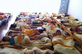 老师发幼儿园孩子午睡照，家长看完控制不住：我就想讨个说法图片