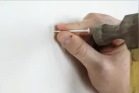 不要在墙上钻孔了！新式“液体钉”比电焊还结实，不伤墙面还美观图片