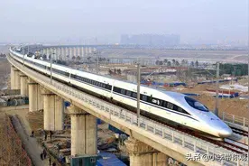 高铁在高速行驶过程中，万一司机想要上厕所应该怎么办？图片