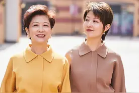 今秋的外套流行“短半截儿”，优雅显个高，五六十岁女人穿好时髦图片