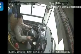 昆明市所有公交车新增了机械保护！都装上了“安全门”图片