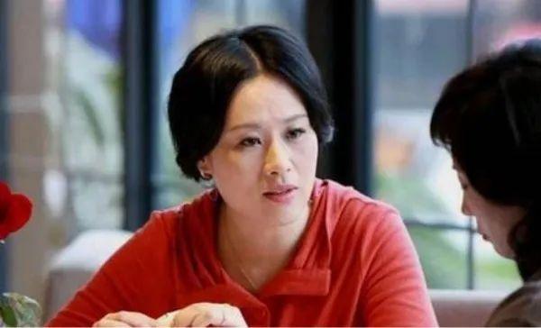抛开狠角色，邬君梅这次竟在《燃烧》中演了个如此温柔的女精英