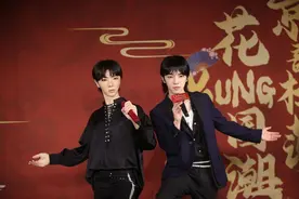 华晨宇入驻杜莎夫人蜡像馆 偶遇杨幂蜡像开心合影图片