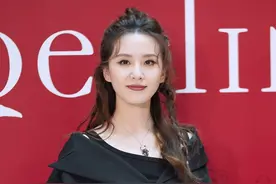 刘诗诗穿黑色衣服搭配小熊项链出席品牌活动冷艳又俏皮图片