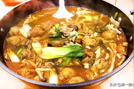 河南硬菜！农家大烩菜，汤鲜味美，热气腾腾，天再冷吃一碗就热了图片