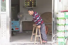 双腿残疾，只能靠板凳走路，“板凳哥”不认命走向致富路图片