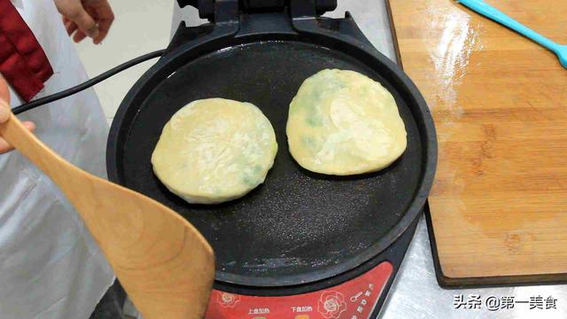 1碗面粉，一把小葱，无需发面，快速做葱花饼，饼皮薄脆不跑馅