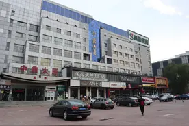 大钟寺天兰尾货工厂店将撤，商户甩货市民捡漏图片