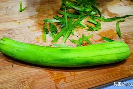 炒丝瓜时，最忌直接下锅炒，教你1招，丝瓜翠绿不发黑、还不出水图片