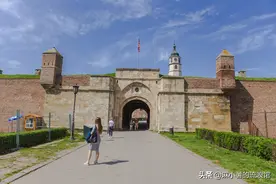 塞尔维亚物价有多低？日均消费不过百，中国游客吃完饭结账吓一跳图片