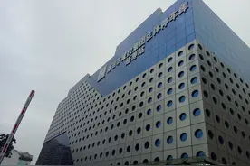 莆田街头停车位收费，一天最高35元，这个立体停车场收费如何图片