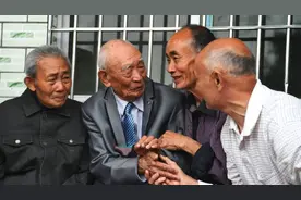 1958年,部队领导去东北学习,看见粮仓管理员后哭喊：你居然还活着图片