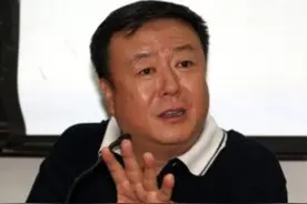 尤小刚的风流情史：三婚二离，63岁恋上小30岁女演员图片