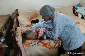 80岁儿媳照顾106岁婆婆吃睡一起，相处60载婆媳成了亲母女图片