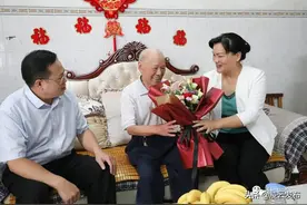 老师 您好！伍奕蓉、莫庸走访慰问优秀教师代表图片