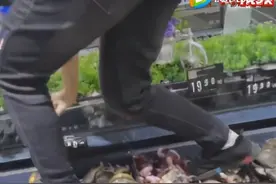 “销售人员直接脚踩冻货上行走”！永辉超市道歉图片