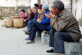 农村70岁以上的老人，一个月要花多少钱？才够他们的生活开销图片