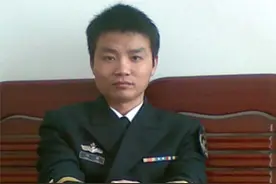 兵哥哥舍身救44人，身体烧伤90%，住院期间女孩喂水，后修成正果图片