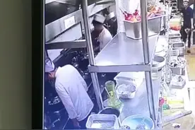 西安苏福记厨师疑向炒菜锅吐口水 店长:监控模糊待查图片
