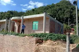 南安一业主占用小区公共露台·拆！图片