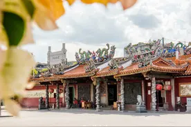 广东潮州第一古庙，传说青蛇常在庙里出现却不伤人，屋顶太精美了图片