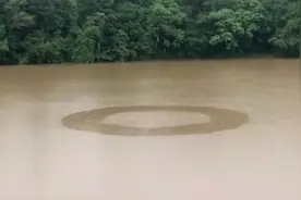 云南钓鱼人水库钓鱼，水面忽然出现巨型圆环，网友：龙出水图片