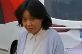 50岁闫妮现身农村，素颜出镜脸色暗黄，俩助理全程贴心为其打伞图片