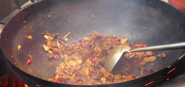 猪头肉这样做才好吃，农村大锅一炖，香辣入味，越吃越想吃