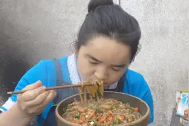 苗大姐碎的红薯粉泡一晚上，配上辣椒炒，吃到撑胀视频封面