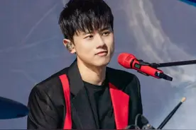 张杰唱错词一点不见怪，盘点那些年明星演唱会翻车现场图片