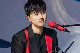 张杰唱错词一点不见怪，盘点那些年明星演唱会翻车现场图片