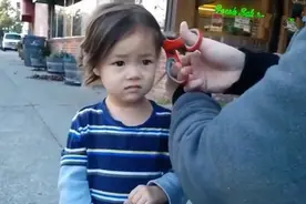 宝妈给娃理发火了，想剪成“锅盖”却“跑偏”，萌娃：容我哭一会图片