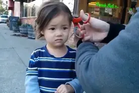 宝妈给娃理发火了，想剪成“锅盖”却“跑偏”，萌娃：容我哭一会图片