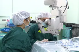 白内障手术就做一只眼？国家卫健委提醒：风险很大图片