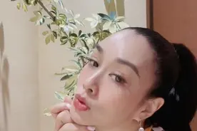 钟丽缇晒近照，与小12岁老公合影秀恩爱，50岁状态娇嫩好似少女图片