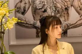 李小璐办公室拍写真，化身霸道女总裁，又少女又霸气魅力十足！图片