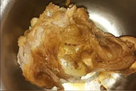 一只哈巴狗站在大门口，尾巴摇一摇爱吃肉骨头！图片