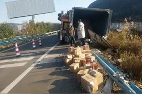 德江：装载24吨白酒货车侧翻高速“一路三方”全力救援图片