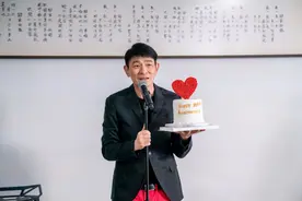 空姐曝明星轶事：刘德华对朱丽倩情深一往，上了飞机就看老婆照片图片
