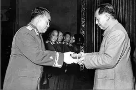 朱德位列元帅之首，可军衔命令状却不是001号，001号究竟给了谁？图片