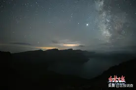 在长白山天池主峰观看流星雨，尽情享受转瞬即逝的美丽图片